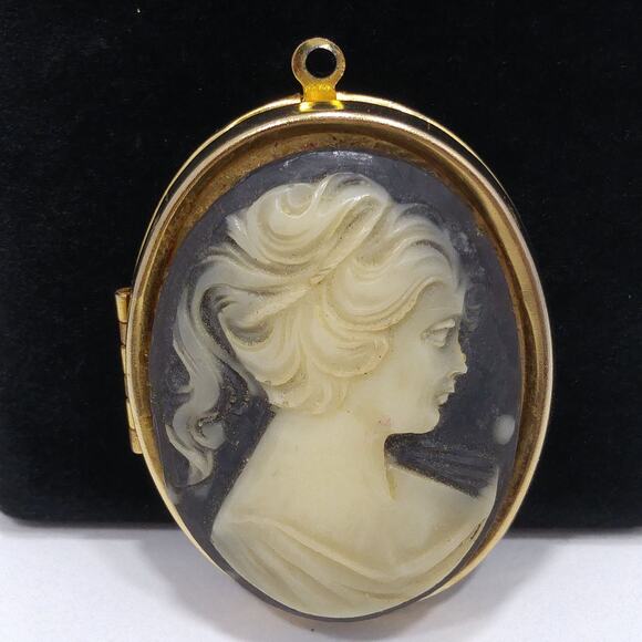 Vintage Lucite Cameo Locket Pendant, Hold Two Photos, 1960s Jewelry - Picture 2 of 10